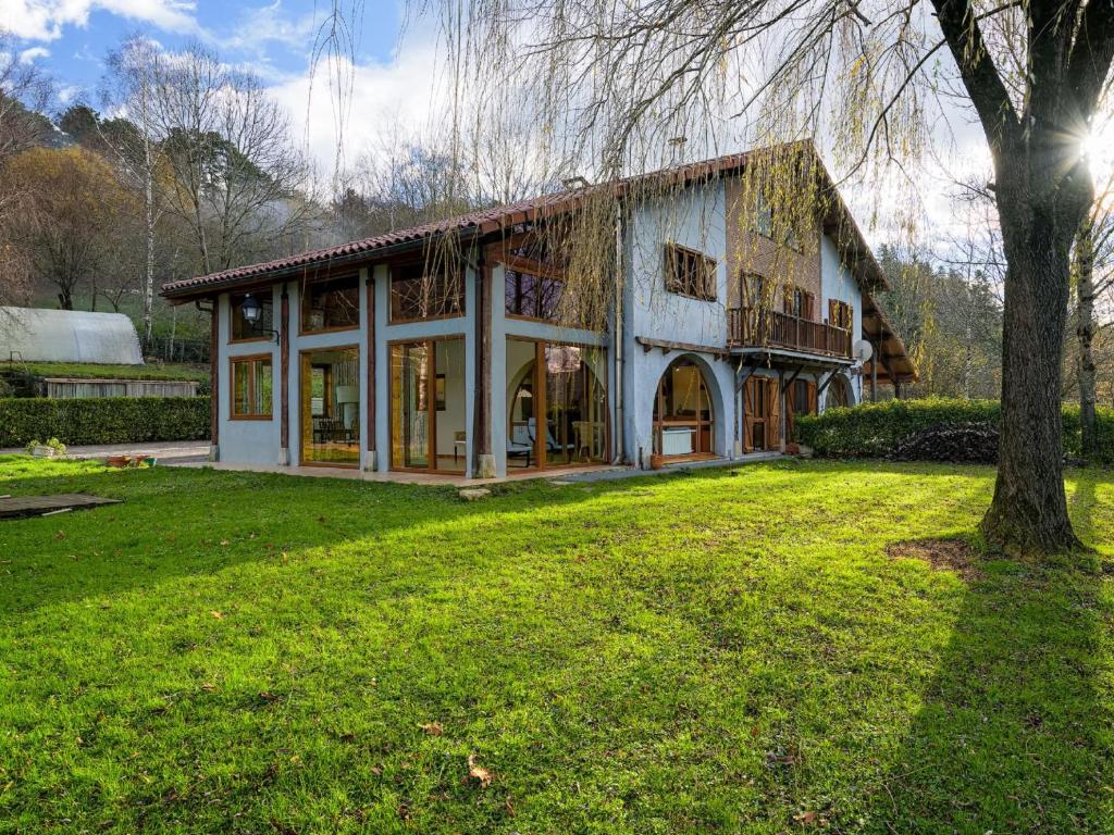 Holiday Home Villa Elorrio by Interhome في Elorrio: بيت فيه شجره قدام ساحه