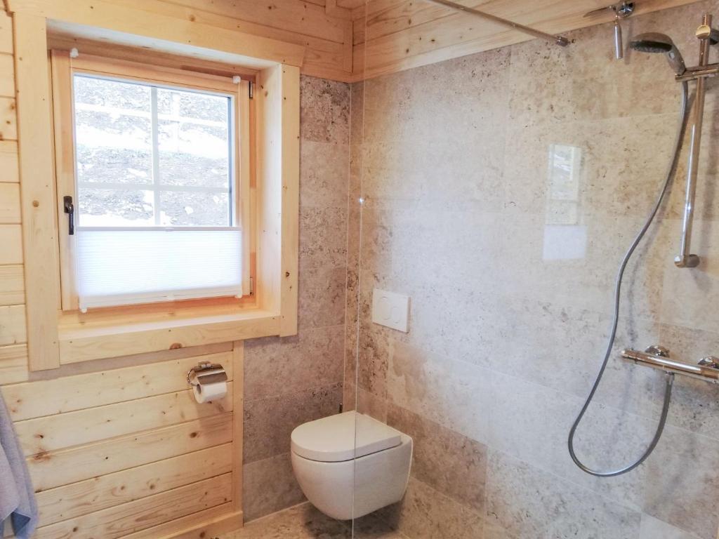 Ένα μπάνιο στο Chalet Hütte Gimpel by Interhome