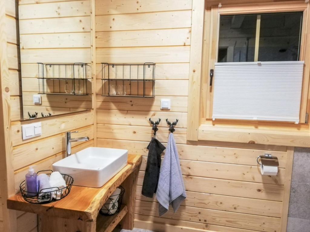 Ένα μπάνιο στο Chalet Hütte Gimpel by Interhome