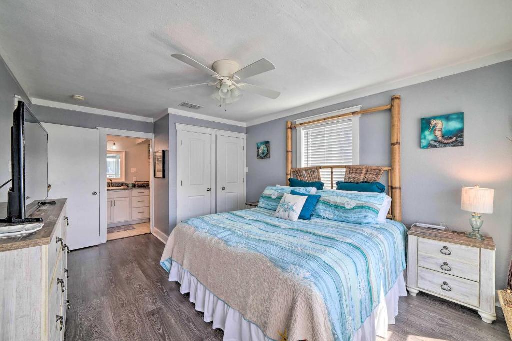 Postel nebo postele na pokoji v ubytování Beachfront Condo in Port Aransas Pets Stay Free