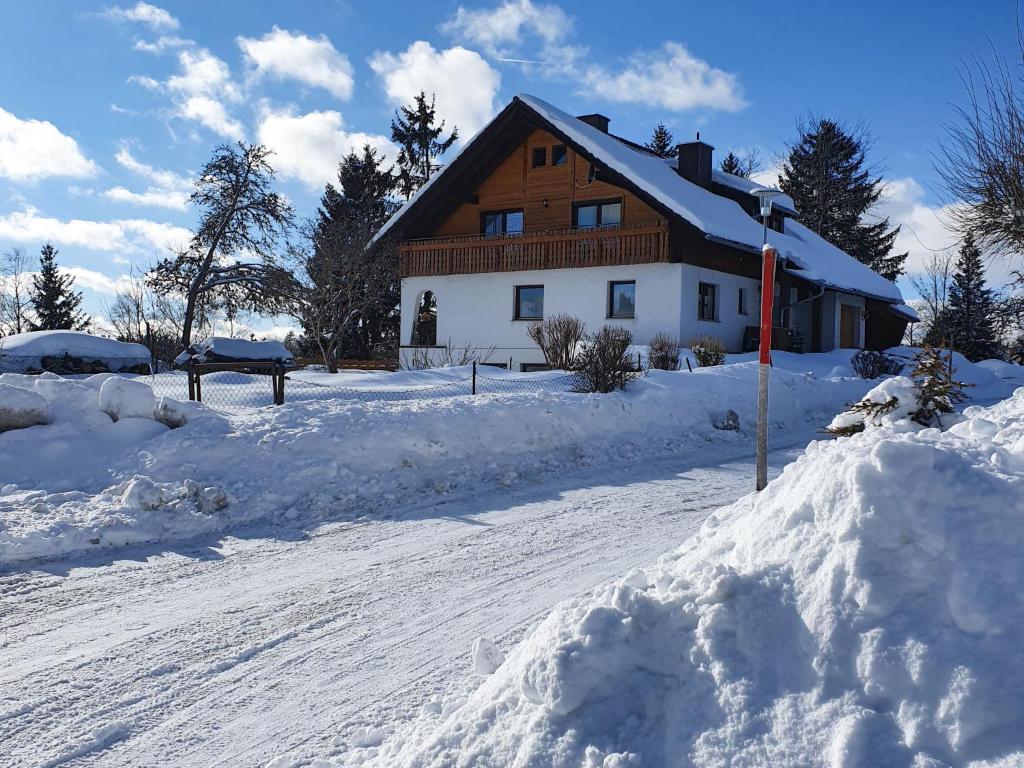 una casa está cubierta de nieve delante en Apartment Winterhalder by Interhome, en Eisenbach