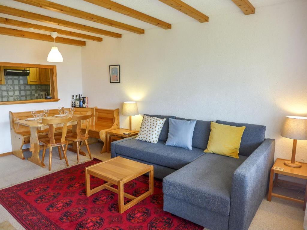 sala de estar con sofá y comedor en Apartment Aiguilles Dorées I-2 by Interhome, en Villars-sur-Ollon