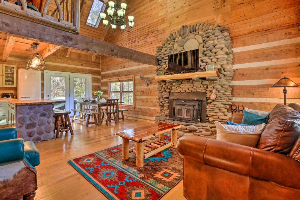 Posezení v ubytování Luxe Dog-Friendly Cabin with Hot Tub and Game Room