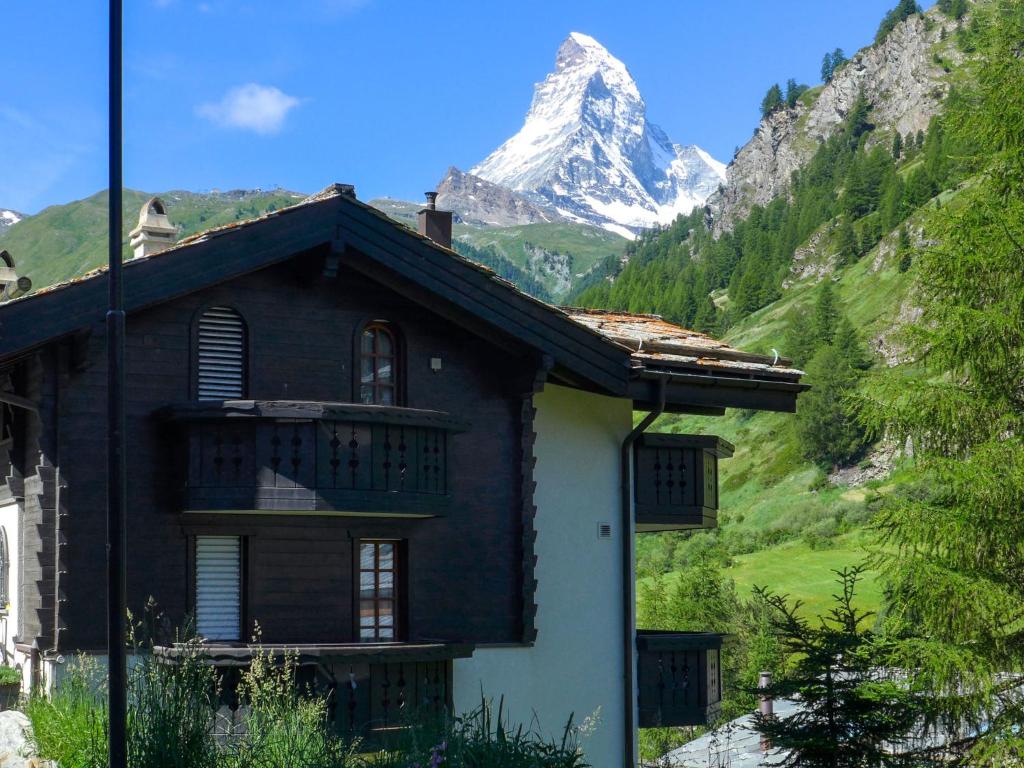 een huis met een berg op de achtergrond bij Apartment by Interhome in Zermatt