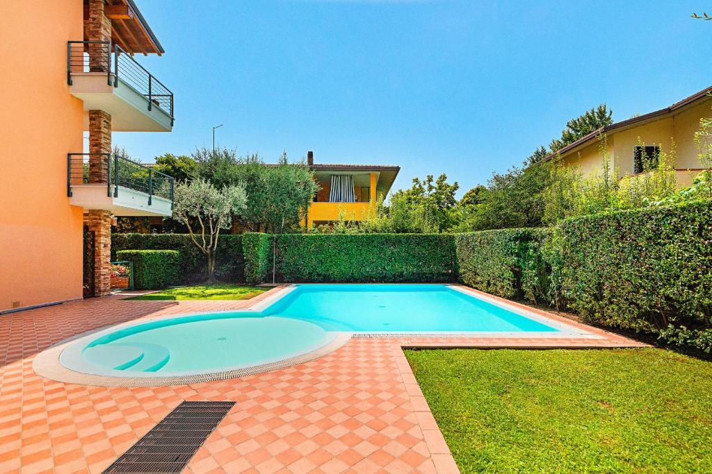 basen w ogrodzie domu w obiekcie Annamaria 9 Apartment by Wonderful Italy w Sirmione
