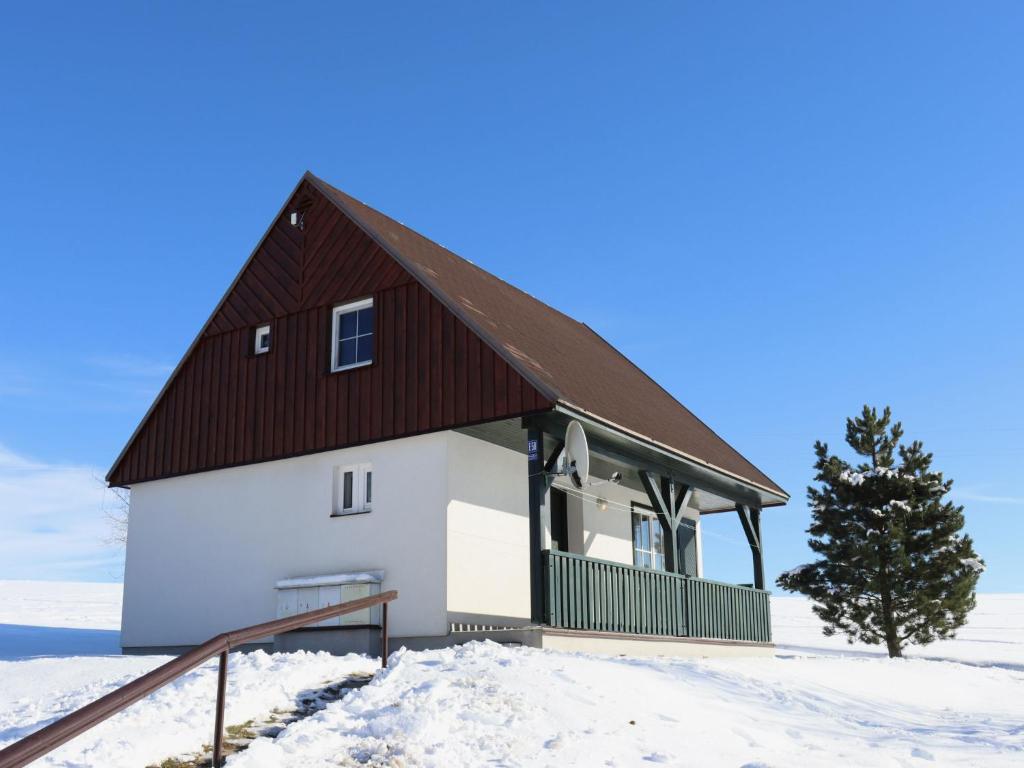 ein Haus mit einem braunen Dach im Schnee in der Unterkunft Holiday Home Holiday Hill 58 by Interhome in Lauterwasser