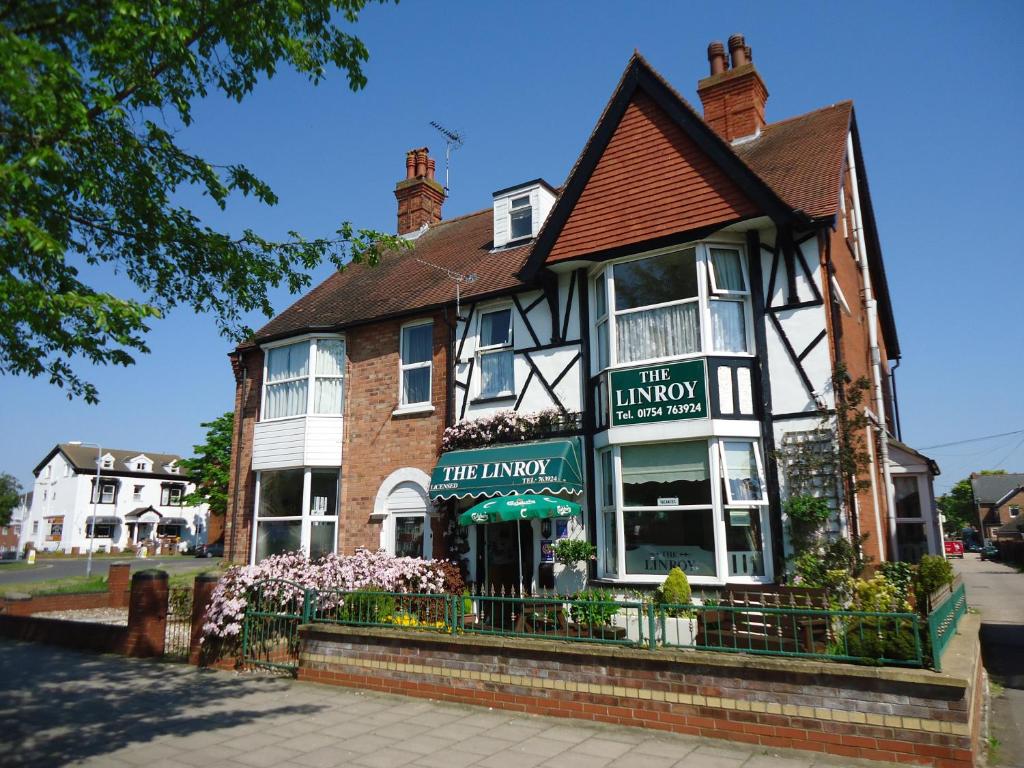 um edifício a preto e branco com uma loja em Linroy Guest House em Skegness