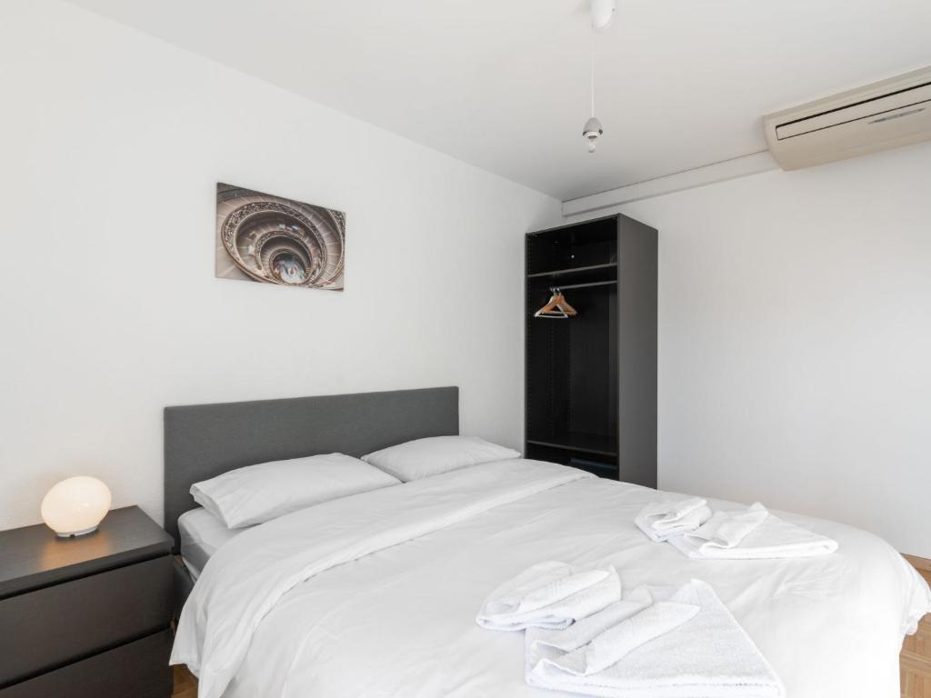 Postel nebo postele na pokoji v ubytování Apartment Vasco de Gama B11-R by Interhome