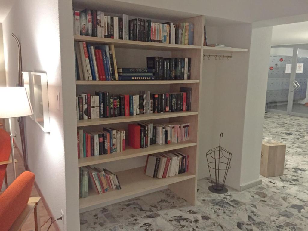 Knihovna v apartmánu