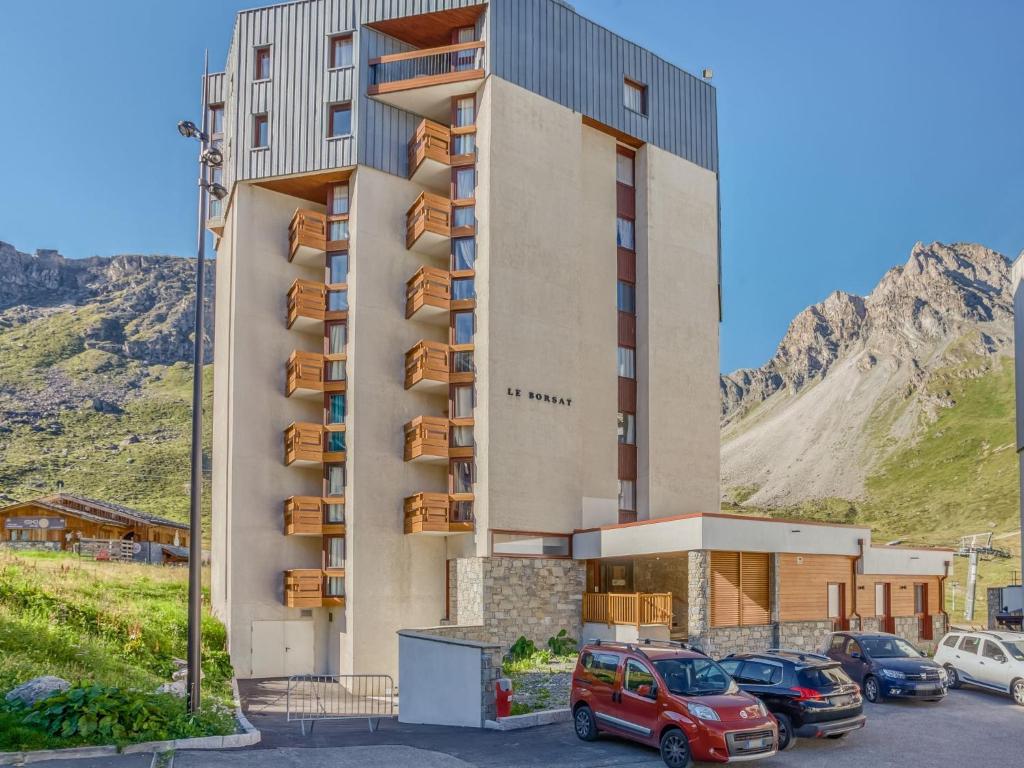 un bâtiment avec des voitures garées devant lui dans l'établissement Apartment Le Borsat - Val Claret-15 by Interhome, à Tignes