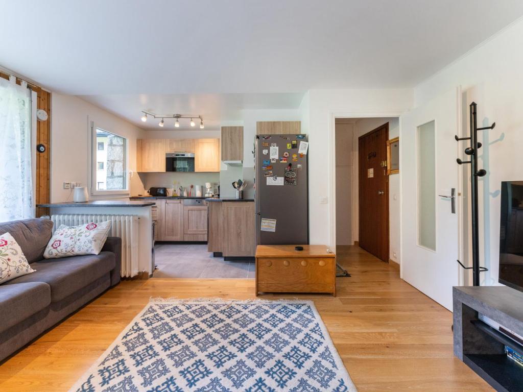 un salon avec un canapé et une cuisine dans l'établissement Apartment Le Nerey-1 by Interhome, à Saint-Gervais-les-Bains