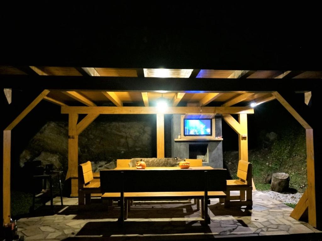 TV a/nebo společenská místnost v ubytování Chalet Mrklov by Interhome