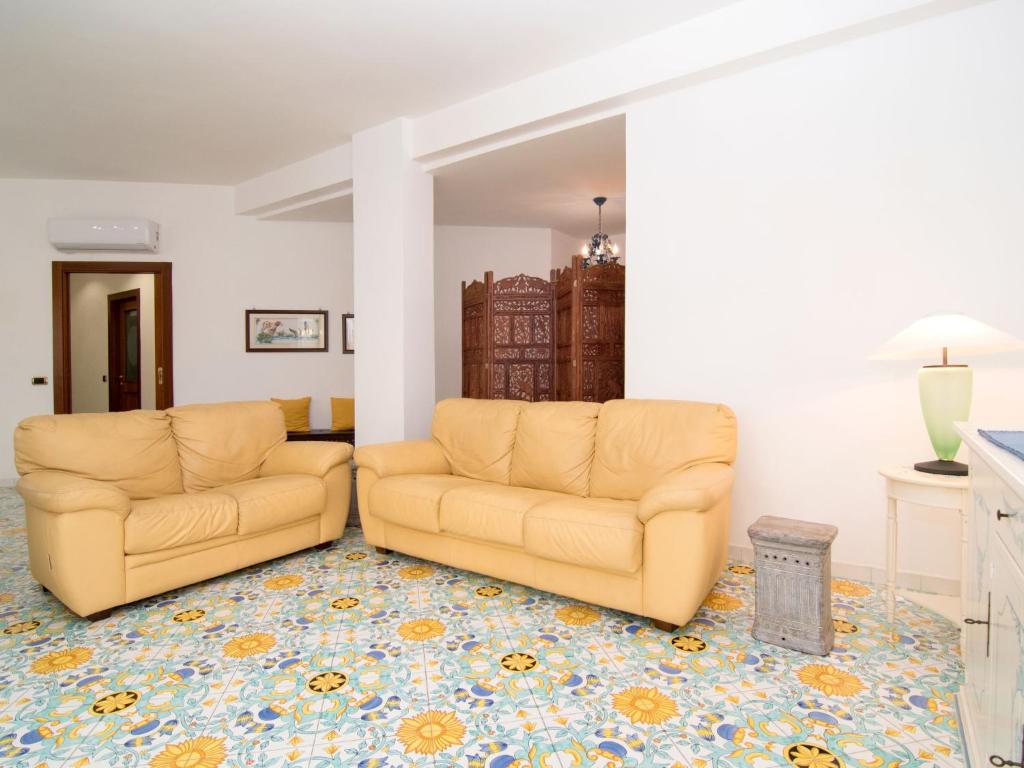 - un salon avec deux chaises et un tapis dans l'établissement Apartment Alba Home by Interhome, à Sorrente