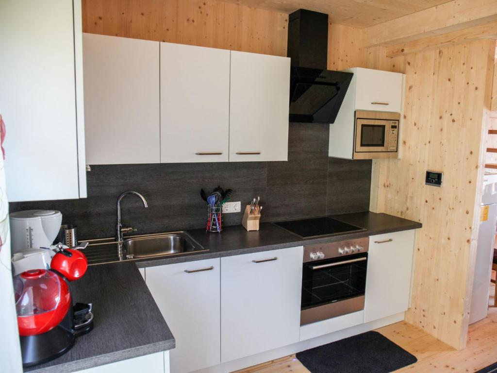 Kuchyň nebo kuchyňský kout v ubytování Chalet Klippitzrose by Interhome