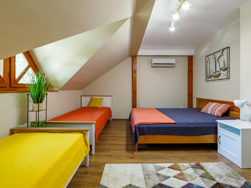 Łóżko lub łóżka w pokoju w obiekcie Holiday Home Marian by Interhome