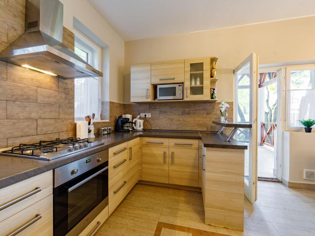 Kuchnia lub aneks kuchenny w obiekcie Holiday Home Marian by Interhome