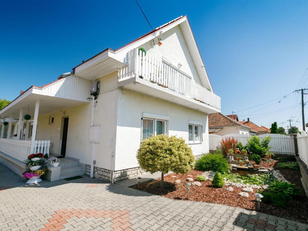 Cette maison blanche dispose d'un balcon et d'une allée. dans l'établissement Apartment Gabor by Interhome, à Siófok