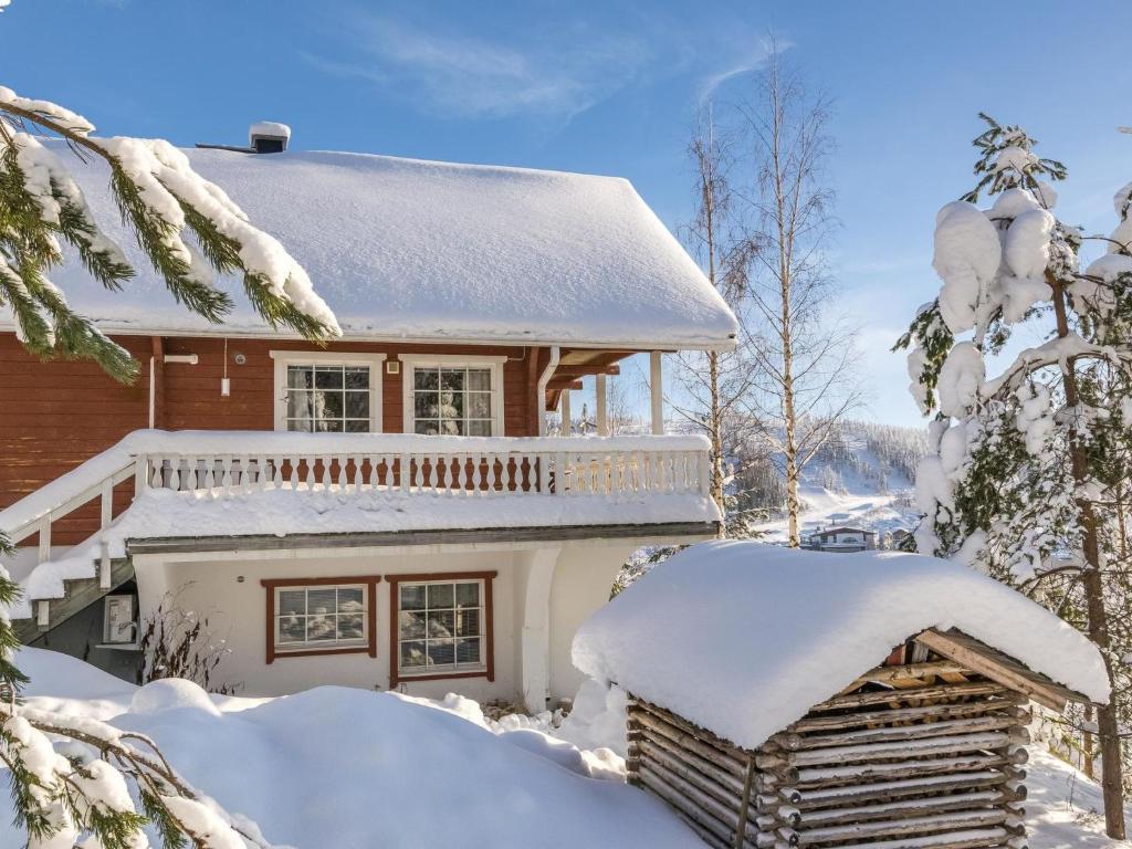 HyrynsalmiにあるHoliday Home Aurinkoalppi 10a paritalo price includes by Interhomeの雪屋根の家