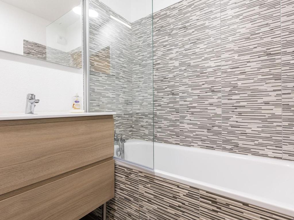 Koupelna v ubytování Apartment Les balcons des pêcheurs C25 by Interhome