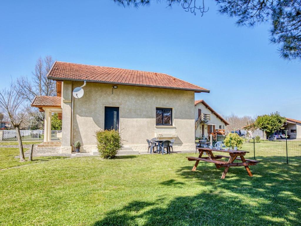 a house with a picnic table in a yard at Holiday Home Peyroutic by Interhome in Aureilhan