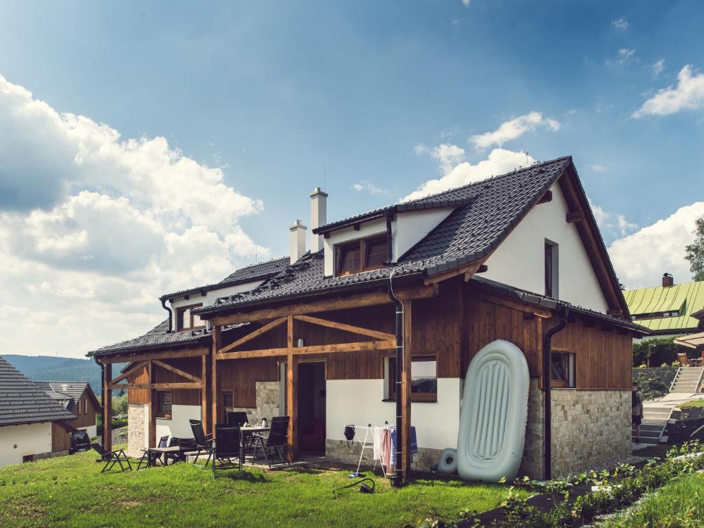 ein großes Holzhaus mit einem Dach in der Unterkunft Holiday Home Residence Lipno-1 by Interhome in Lipno nad Vltavou