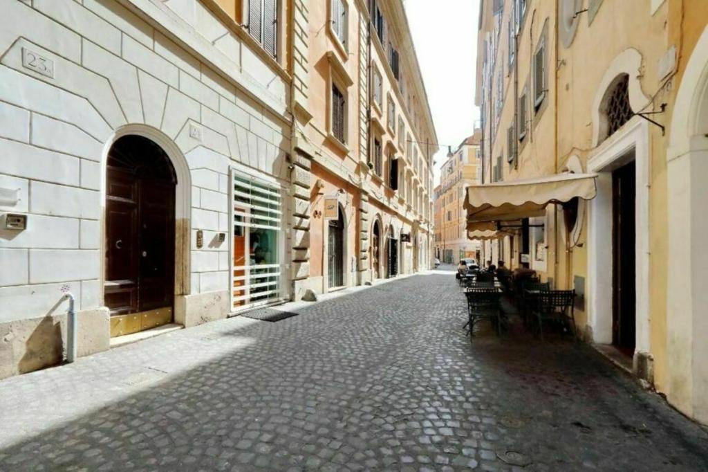 une rue urbaine vide avec des chaises et des bâtiments dans l'établissement Vantaggio, à Rome