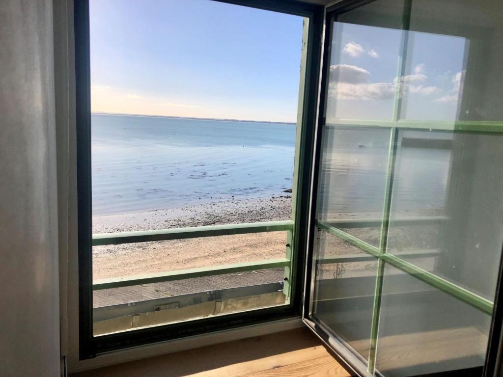 - une vue sur la plage depuis la fenêtre dans l'établissement Apartment Le point du jour 2 by Interhome, à Cancale