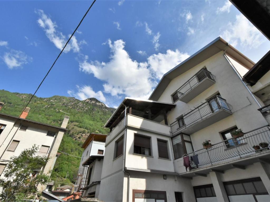 un bâtiment blanc avec une montagne en arrière-plan dans l'établissement Apartment Grosio Terrace by Interhome, à Grosio