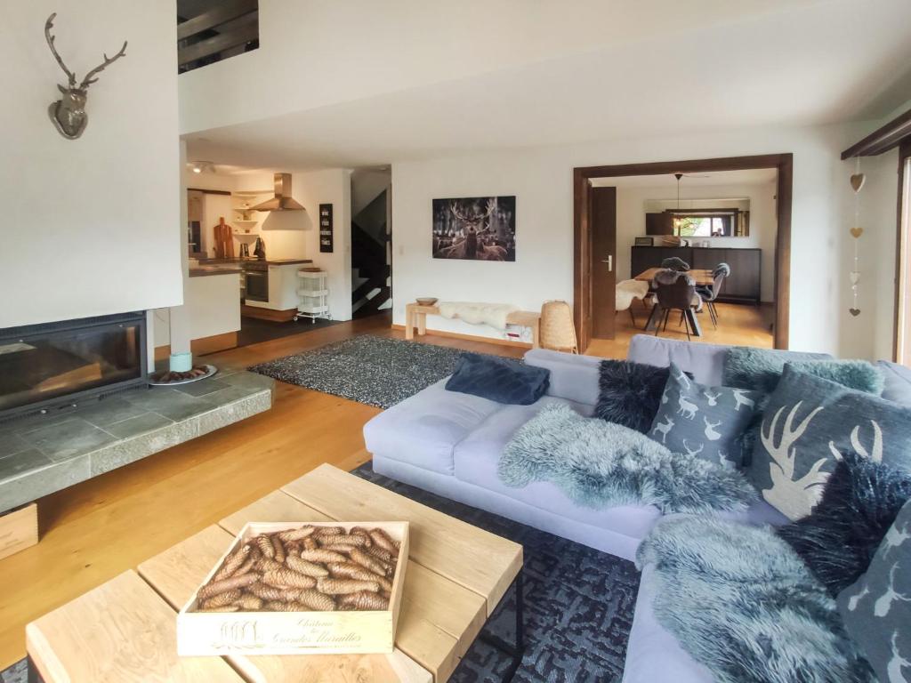 ein Wohnzimmer mit einem Sofa und einem Kamin in der Unterkunft Holiday Home Haus Chappali by Interhome in Schmitten