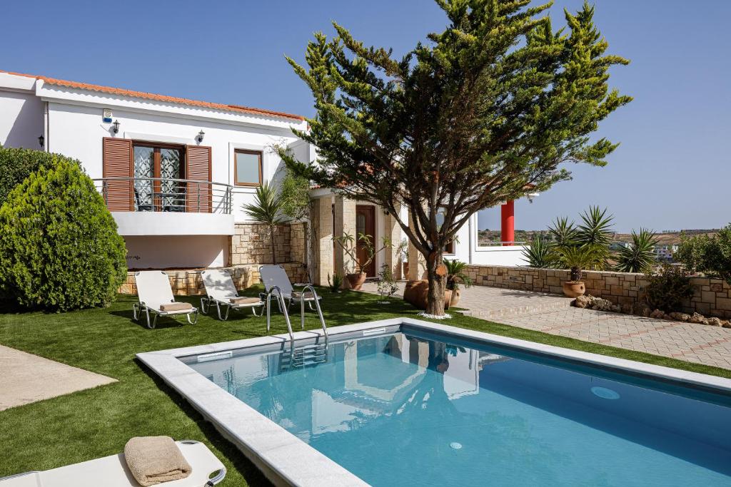 Basen w obiekcie Veranda Sea View Villa, Walking Distance to Beach, By ThinkVilla lub w pobliżu