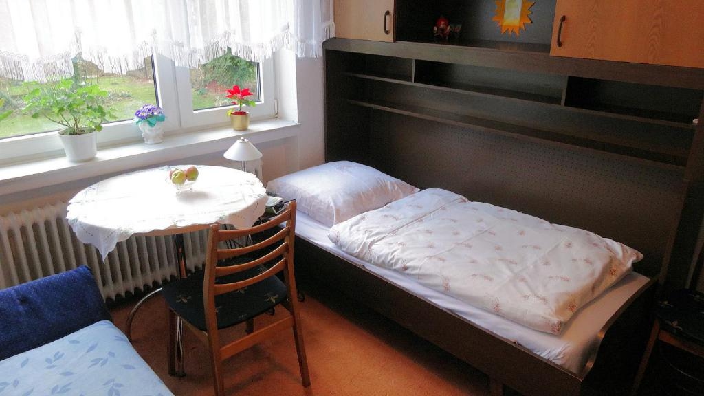 Кровать или кровати в номере Nettes Privatzimmer in Laatzen