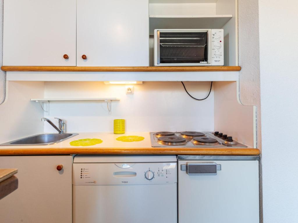 Kuchyň nebo kuchyňský kout v ubytování Apartment Nécou 505 by Interhome