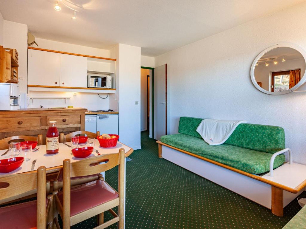 Kuchyň nebo kuchyňský kout v ubytování Apartment Nécou 505 by Interhome