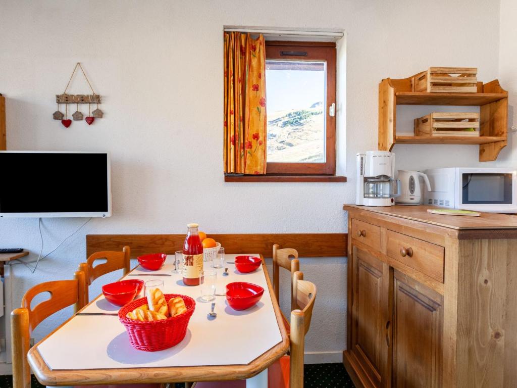 Kuchyň nebo kuchyňský kout v ubytování Apartment Nécou 505 by Interhome