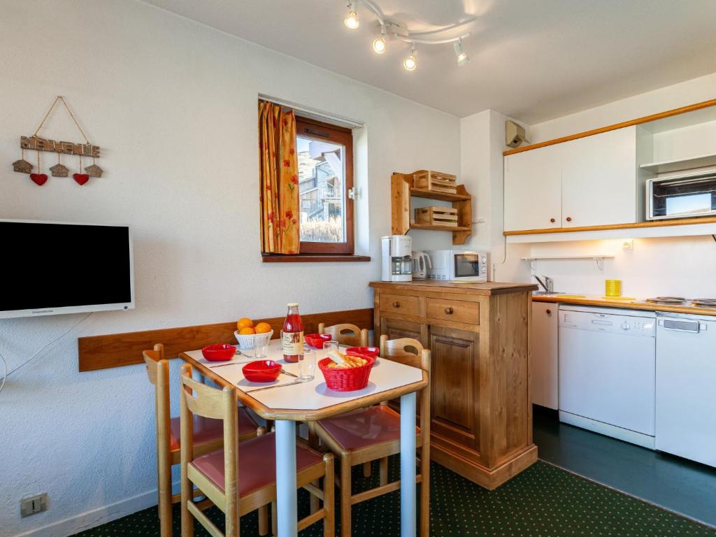 Kuchyň nebo kuchyňský kout v ubytování Apartment Nécou 505 by Interhome