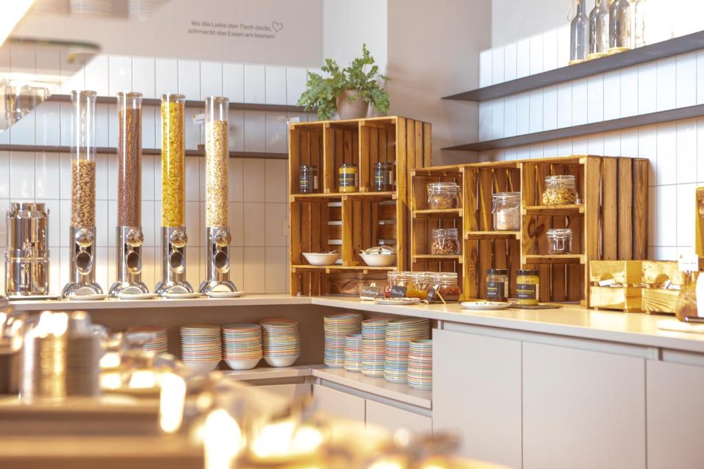 Kuchyň nebo kuchyňský kout v ubytování JUFA Hotel Bregenz