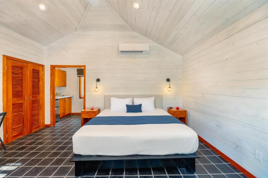 Postel nebo postele na pokoji v ubytování Barefoot Cay Resort
