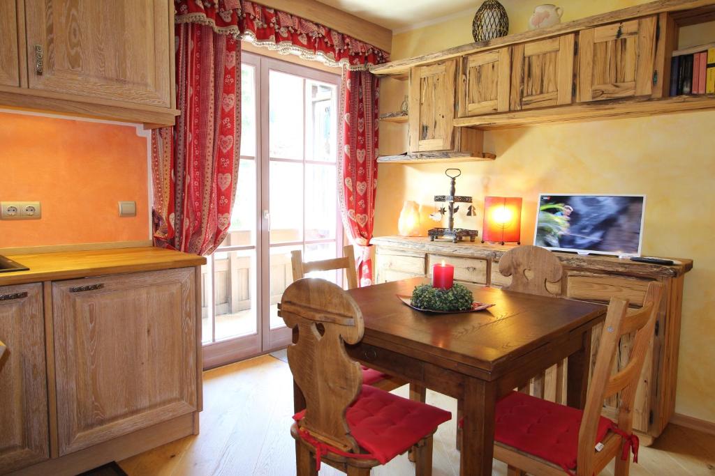 a kitchen with a wooden table and a window at TEDDYBÄR ski-to-door Studio in Bad Kleinkirchheim