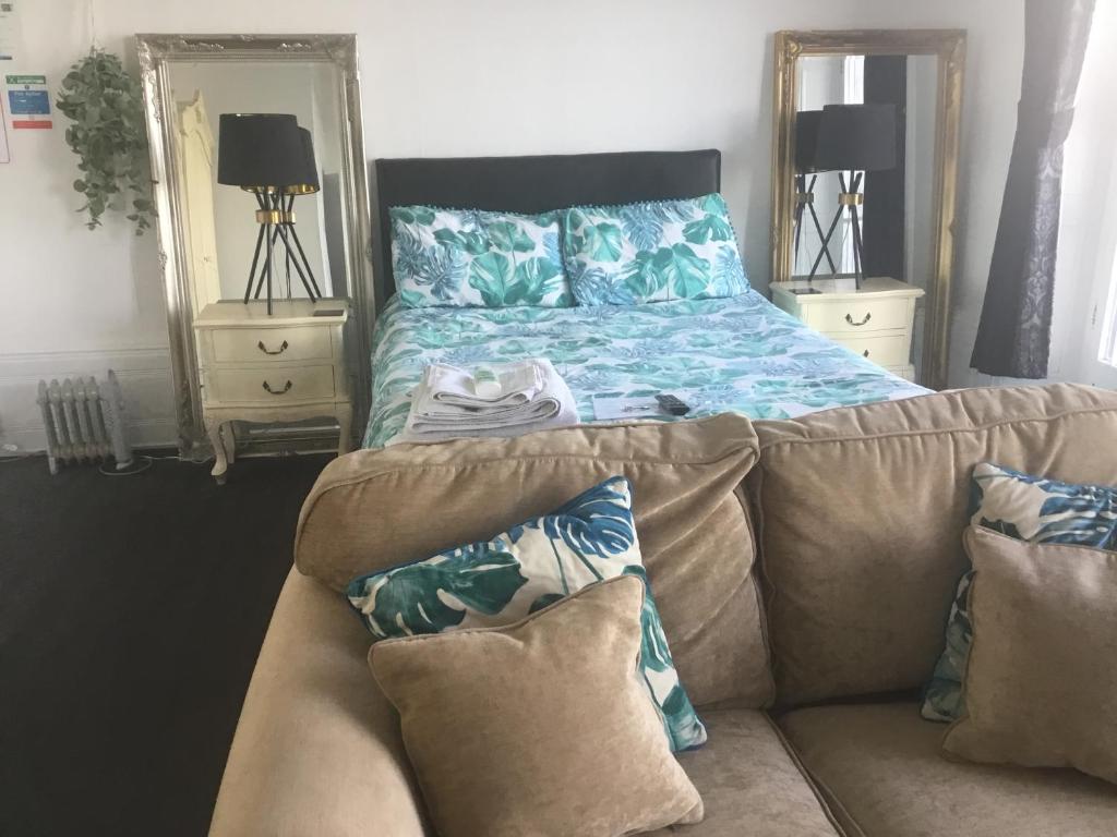 salon z kanapą i łóżkiem w obiekcie The Bay - rooms only w mieście Margate