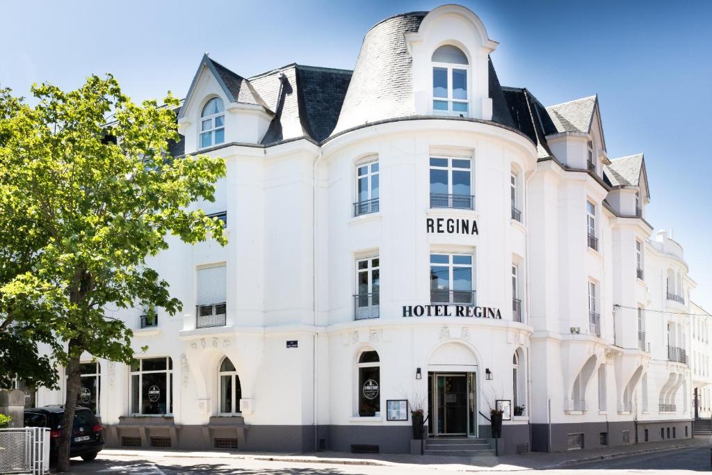 un edificio blanco con techo negro en Hotel Regina & Spa en Berck-sur-Mer