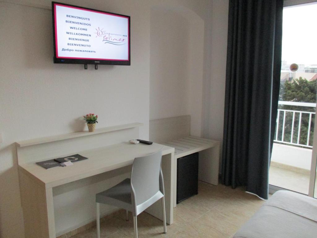 Televízia a/alebo spoločenská miestnosť v ubytovaní Hotel Apartamentos Solimar