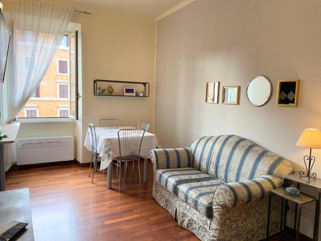 uma sala de estar com um sofá e uma mesa em San Giovanni Garden House em Roma