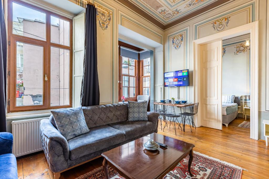 uma sala de estar com um sofá e uma mesa em Ali Pasha Apartment em Istambul