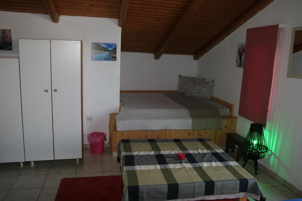 A bed or beds in a room at Ρήγας: Όμορφα στο Μεσολόγγι. Δ2