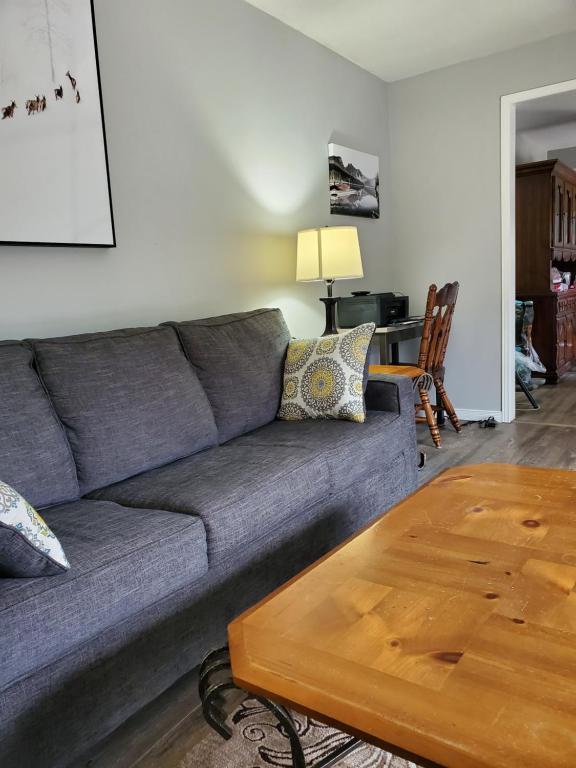 Zona d'estar a Michaels Bay Getaway on Manitoulin Island