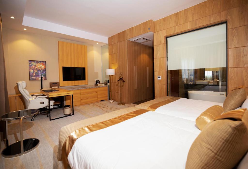 Postel nebo postele na pokoji v ubytování Hotel Diamond Prishtina