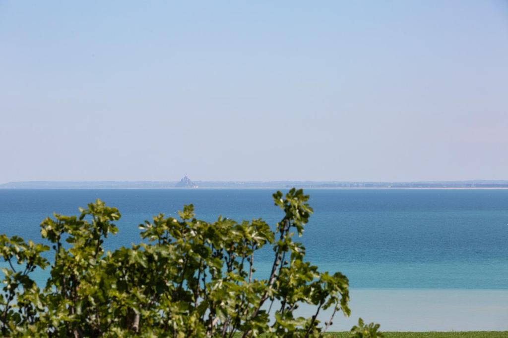 Photo de la galerie de l'établissement La Metairie-du-Vauhariot - Chambre Ou Lodge - Piscine Chauffée - Vue Mer et Mont Saint Michel - GR34, à Cancale