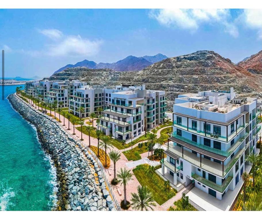 una vista aerea di un resort vicino all'oceano di Apartment the address resort- Two-Bedroom and maid room ad Al Aqah
