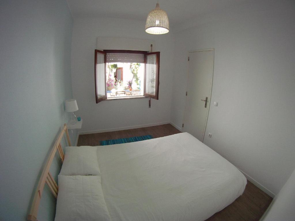 Postel nebo postele na pokoji v ubytování Ahoy Porto Covo Hostel