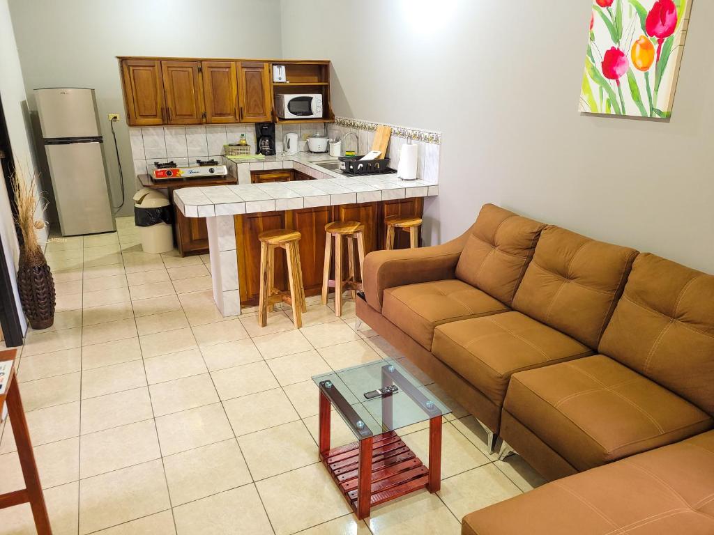 uma sala de estar com um sofá e uma cozinha em Butterfly Apartments em Fortuna